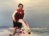 写真：水上バイクに乗る榎並氏