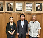 写真：左から屬氏、小松田氏、山澤農場のオーナー